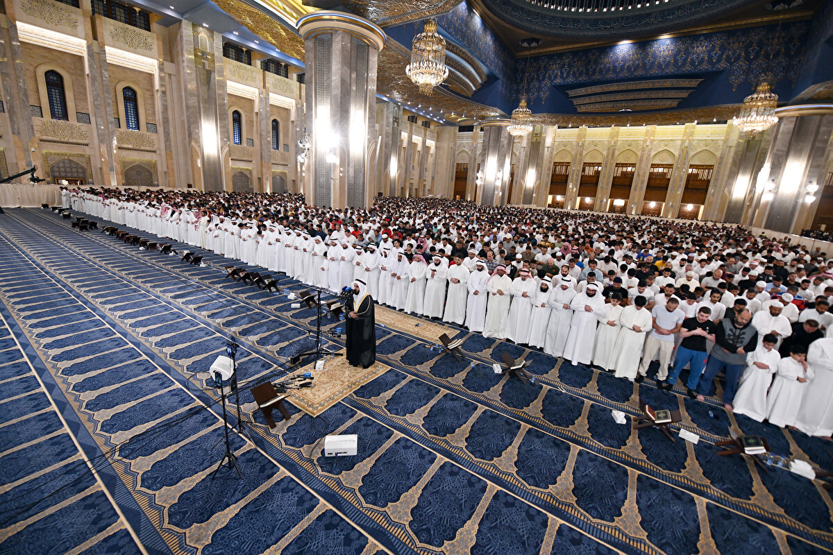 Kuveyt'in başkenti Kuveyt'te başı rahmet, ortası bereket, sonu bağışlanma olan Ramazan ayını uğurlamanın habercisi olan Kadir Gecesi dolayısıyla Ulu Camii'nde program düzenlendi. 