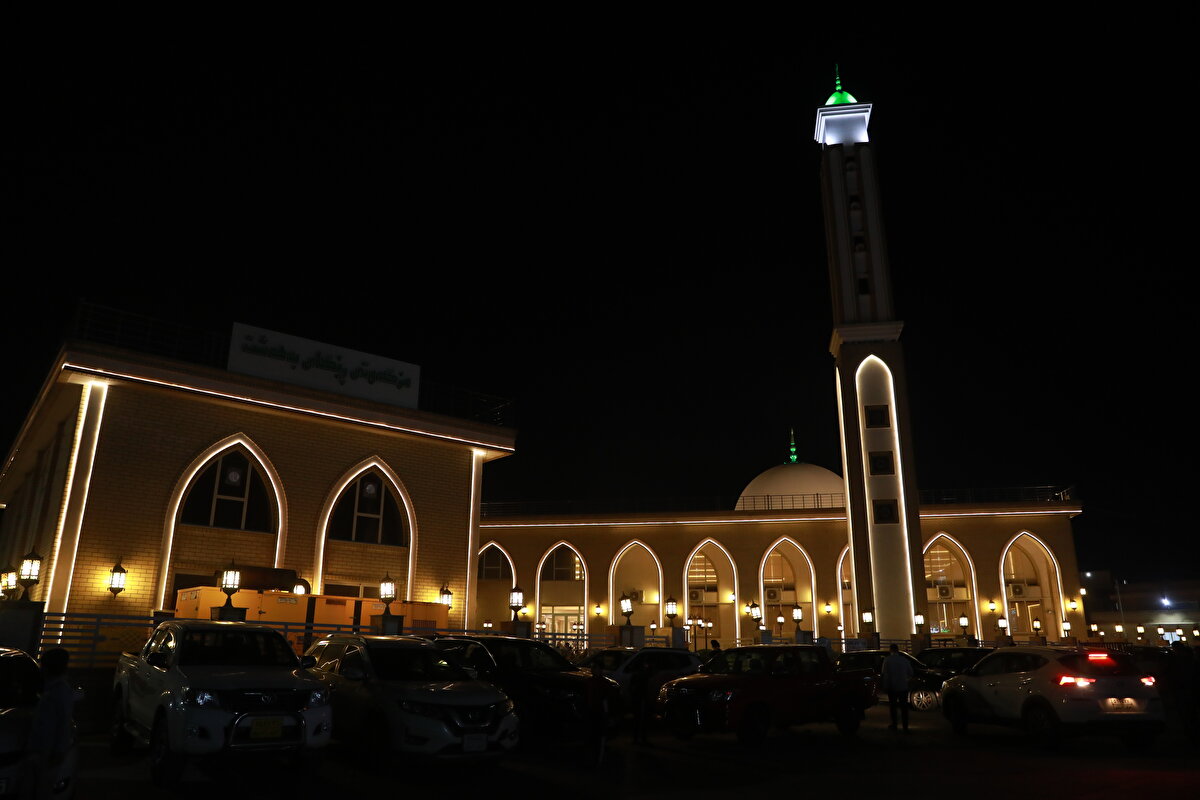"Bin aydan daha hayırlı" Kadir Gecesi, Irak'ın Erbil kentindeki camilerde yoğun katılımla idrak edildi. Kent merkezindeki Regay Bahaşt Camii'ne gelen Müslümanlar, kılınan teravih namazının ardından dua ve ibadetler eşliğinde Kadir Gecesi'ni ihya etti.
