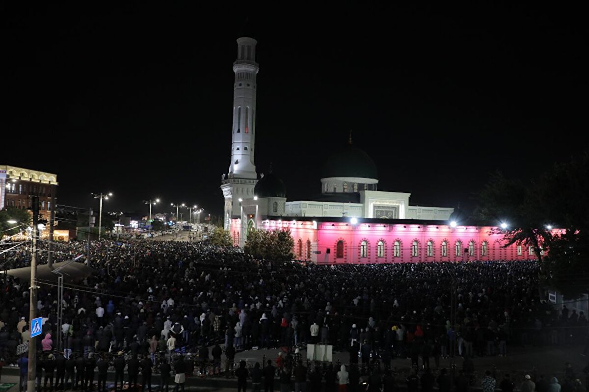 Kadir Gecesi’nde, Özbekistan Taşkent'teki Hazreti İmam Camii’ni dolduran binlerce kişi namaz kılarak dua etti. Caminin içi ve avlusunun dolması üzerine halk, yan yollardaki caddelerde namaz kılmak zorunda kaldı.