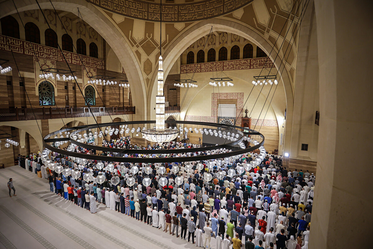 Bahreyn'de başkent Manama'daki Ahmed Al Fateh Camii'ne gelen Müslümanlar, Kadir Gecesi’ni dolu dolu yaşamak için namaz kılıp dua etti.