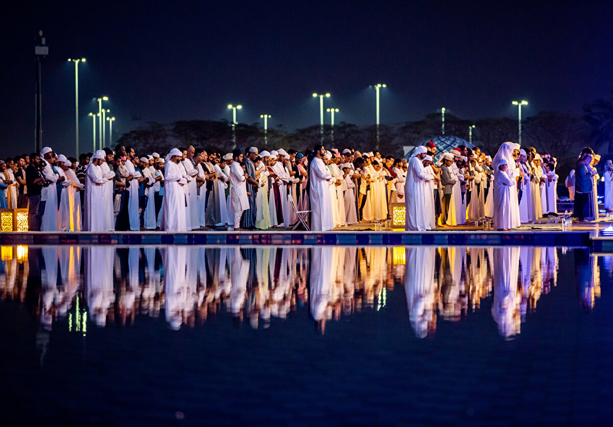 Başkent Abu Dabi'deki Şeyh Zayid Camii'ne gelen binlerce Müslüman, namaz kılıp dua etti.