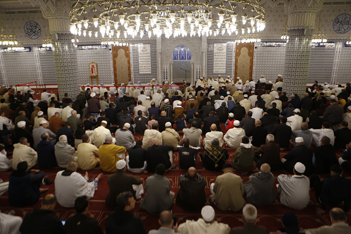 Kur'ân-ı Kerîm'in indirilmeye başlandığı ve 'bin aydan hayırlı' Kadir Gecesi, Cezayir'de ihya edildi. Başkent Cezayir'deki El Zaviye Camii'ne gelen Müslümanlar, namaz kılıp dua etti.
