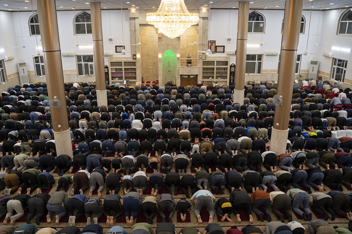Irak'ın Duhok kentinde İslâm Camii'ni dolduran Müslümanlar, kılınan teravih namazının ardından Kur'ân-ı Kerîm okuyup dua etti.