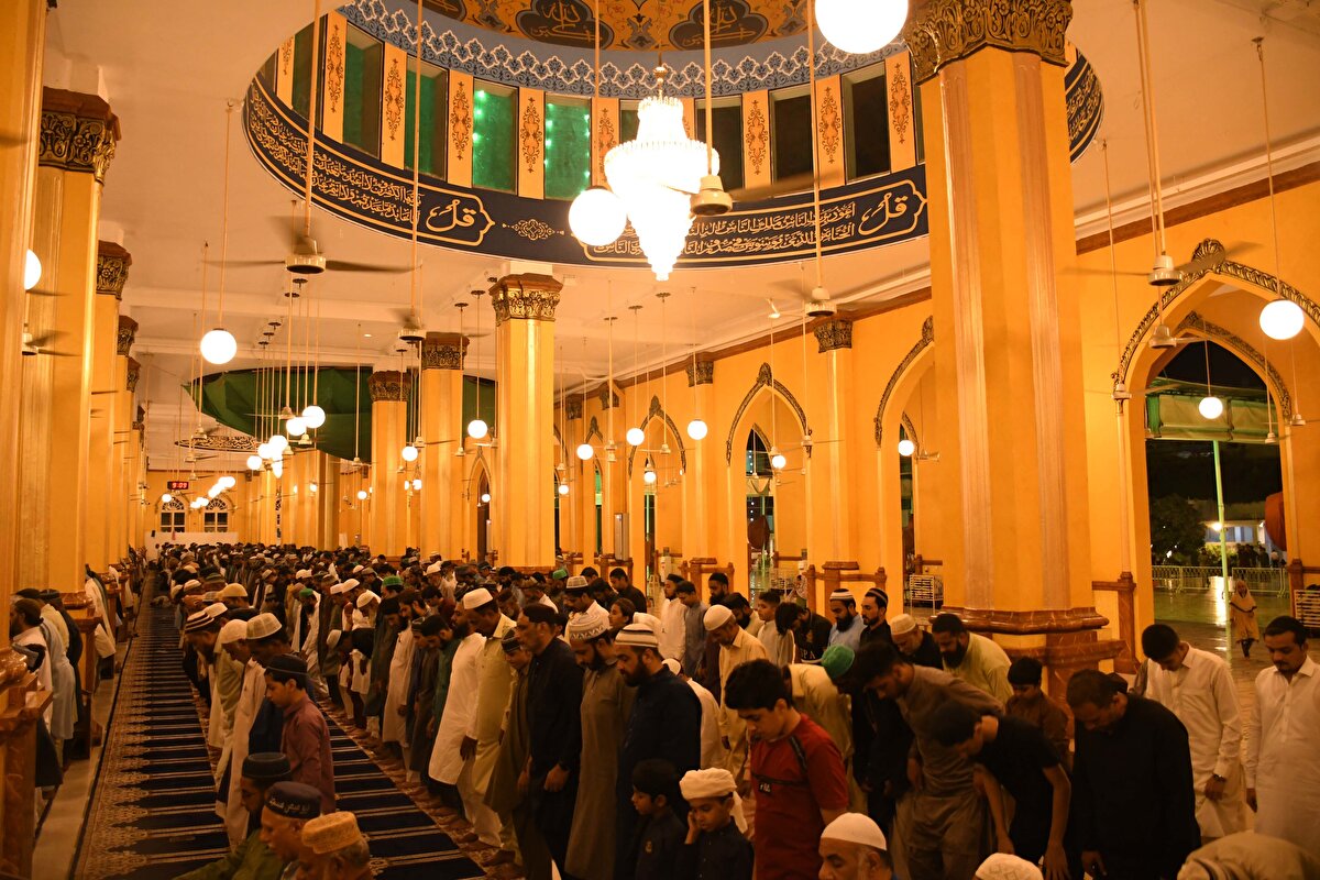 Pakistan'ın Karaçi kentinde Müslümanlar, Kadir Gecesi'ni idrak etmek için New Memon Camii'ne akın etti. Müslümanlar, camide kılınan teravih namazının ardından dua ve ibadetler eşliğinde geceyi idrak etti.