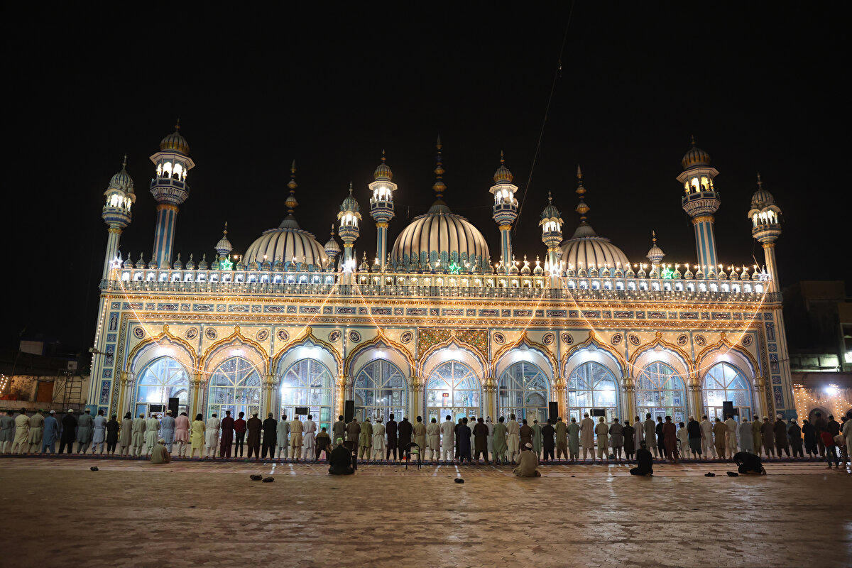 Pakistan’ın Ravalpindi kentindeki Müslümanlar da, Kadir Gecesi'ni idrak etmek için Jamia Camii'ne akın etti. 