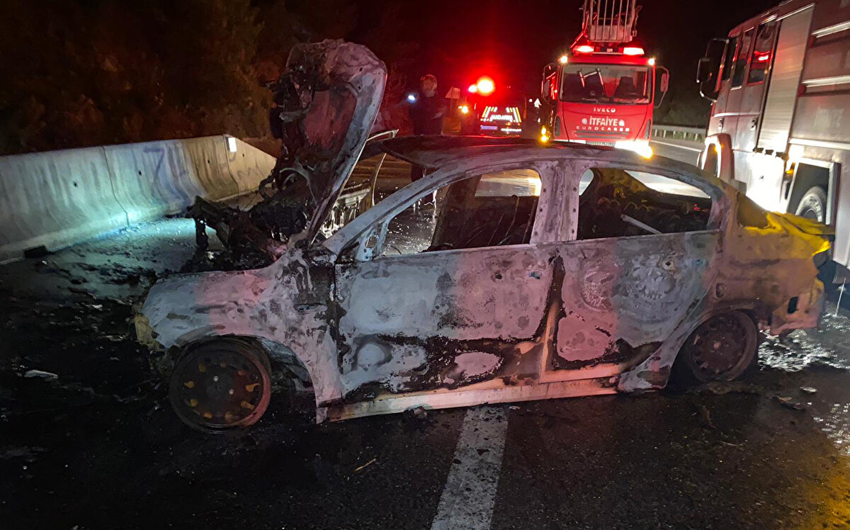 'YANAN ARAÇTA BİR KADIN VAR'<br><br>Bu arada kaza sonrası çıkan yangın ve itfaiye ekiplerinin müdahalesi yoldan geçenler tarafından cep telefonu kamerasıyla kayda alındı.