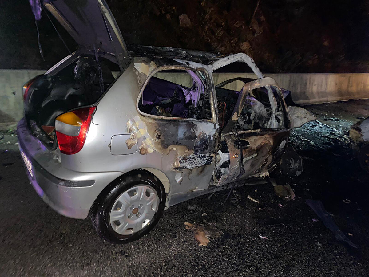 Kazada araçtan çıkamayan A.Ö. adlı kadının hayatını kaybettiği belirlenirken, yaralanan 3 kişi ise Antalya'daki hastanelere sevk edildi.