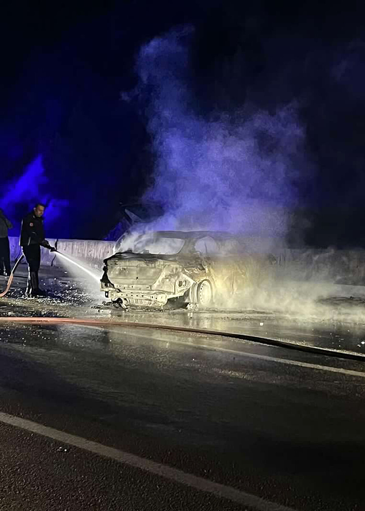 Görüntülerde alev alan otomobillere itfaiye ekipleri müdahale etmeye çalışırken, çevredekilerin "Beyaz arabada kadın var. Yanan araçta bir kadın var" dedikleri duyuldu.