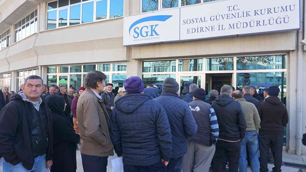 KIDEM DESTEĞİ YATMAYA BAŞLADI<br>Öte yandan Hazine destekli EYT kredisi de kullandırılmaya başlandı. Kıdem tazminatı ödemeleri kredi veren tarafından doğrudan emekli olacak çalışanların hesabına yatırılıyor. Bu destek emekli olacak personelin kıdem tazminatı dışında herhangi bir amaç için kullandırılamıyor. 