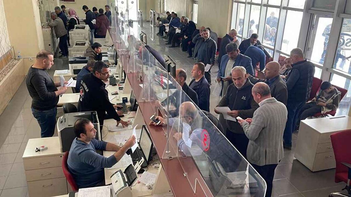 EN ÇOK TALEP SGK'LI EYT'LİLERDEN<br>EYT ile emekliliğe hak kazananların 1 milyon 661 bini SGK'lı, 88 bin 626'sı Bağ- Kur, 496 bini de kamu çalışanlarından oluşuyor. Başvuru ve aylık bağlanmada SGK'lılar başı çekiyor. 