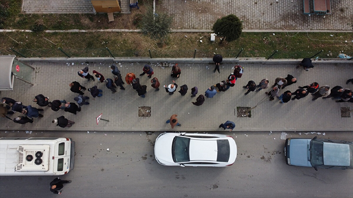 İkinci sırada Bağ-Kur'lular yer alıyor. Emekli Sandığı mensubu memurların EYT'ye ilgisinin düşük olduğu görülüyor. Bu yıl için emekli EYT'den yararlanma hakkına sahip 2 milyon 250 bin kişi olmasına karşın 650 bin kişi henüz başvuruda bulunmadı. Özellikle kamuda emekliliği hak edenler emekli olmak istemiyor. Öğretmen, polis gibi kamu çalışanları 20 bin liranın üzerinde maaş alırken emekli olup gelirlerinin düşmesini istemiyor. (SABAH)