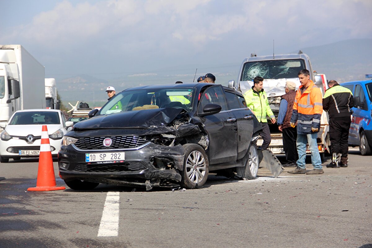 Kazada, araçlarda bulunan 6 kişi hafif şekilde yaralandı. Yaralılar, olay yerine çağrılan 112 acil sağlık ekiplerinin ilk müdahalesinin ardından Bolu Abant İzzet Baysal Üniversitesi Eğitim ve Araştırma Hastanesi'ne ile İzzet Baysal Devlet Hastanesi Köroğlu Ünitesi'ne kaldırılarak tedaviye alındı. Yaralıların sağlık durumlarının iyi olduğu öğrenildi.