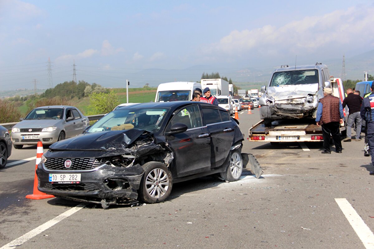 Kaza, saat 09.00 sıralarında Anadolu Otoyolu'nun Çaydurt mevkiinde meydana geldi. Ankara istikametine giden 1 hafif ticari araç ve 4 otomobil çarpıştı.