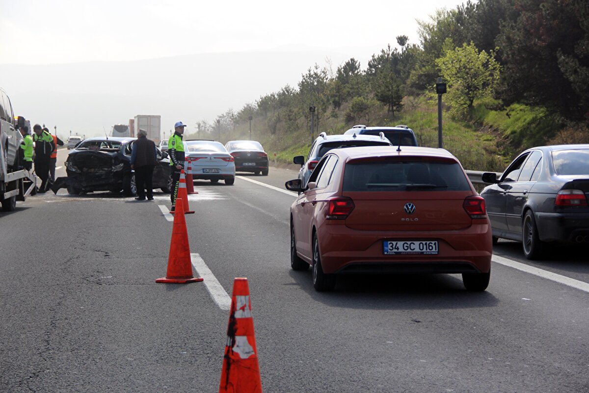 olis ve karayolları ekiplerinin yaklaşık 1 saatlik çalışması sonucu yol yeniden 3 şeritti olarak trafiğe açıldı. Yolun açılmasıyla birlikte araç trafiği de rahatlamış oldu.