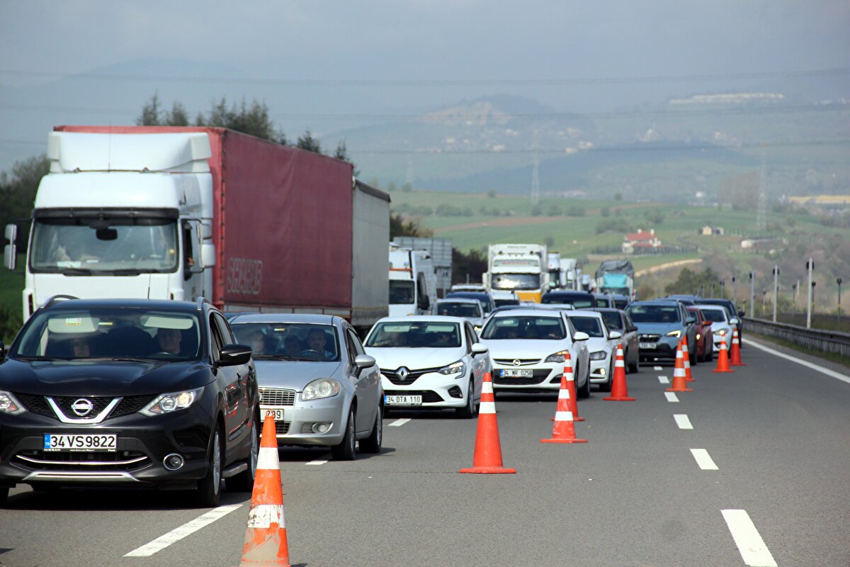 5 KİLOMETRELİK ARAÇ KUYRUĞU<br>Zincirleme trafik kazası sebebiyle yolun Ankara istikametinde ulaşım tek şeritten sağlanabildi. Bayram tatili için yola erken çıkanların oluşturduğu yoğunluk kaza yoğunluğuyla da birleşince 5 kilometrelik araç kuyruğu oluştu.