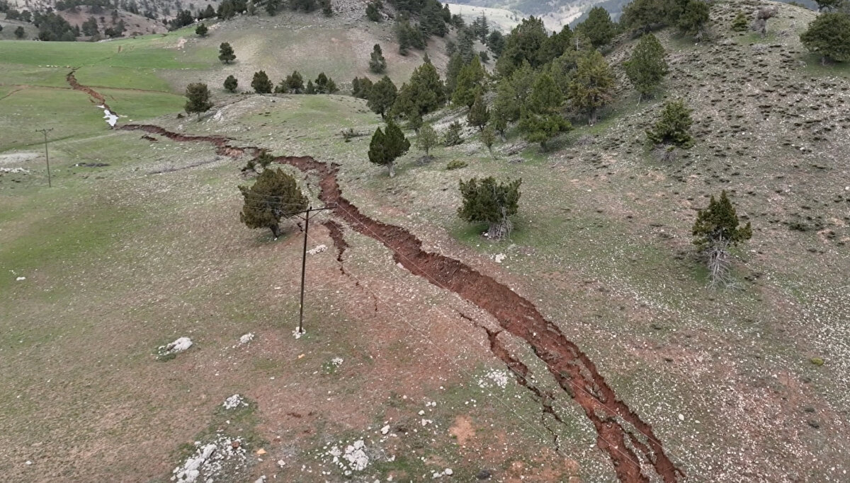 Akgöz, çökmelerin de dikkati çektiğini vurgulayarak şunları kaydetti:<br><br>"Bazen açılmalar 4 metreyi bulurken, bazı yerlerde 1 metreye kadar düşüyor. Daha önce hiç böyle bir şey görmedim. Benim bildiğim kesintisiz 50 kilometre kadar bu kırıklar gidiyor. Bazı yerlerde açılma, bazı yerlerde çökme var. Bazı yerlerde kırıklar ağaçları köklerinden sökmüş, taşlar kırılmış, yola inmiş."<br>