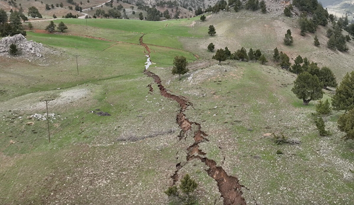 Durmuş Keleş ise kırıkların tarım arazilerine zarar verdiğini anlatarak, "Tarlalar üçe, dörde, beşe bölünmüş halde. Bazı tarlalarımız ızgara gibi parçalandı. En az 50-60 kilometre gidiyor." diye konuştu.