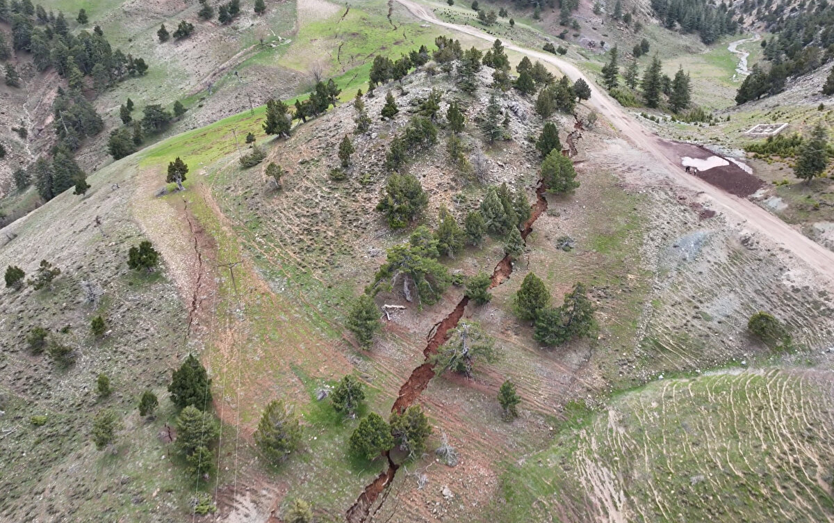 Şahinkayası Mahallesi sakinlerinden Dursun Akgöz, AA muhabirine, arazide çok büyük kırılmalar olduğunu söyledi.