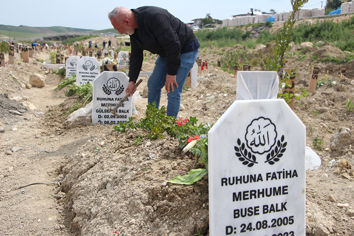 Özellikle, depremde hayatını kaybedenler için oluşturulmuş mezarlıklarda yoğunluk oluştu.<br><br>