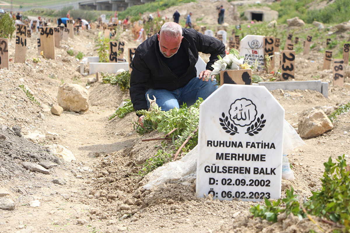 Öte yandan, mezar taşlarında ve numara tahtalarında, depremde hayatını kaybedenlere ait özel eşyalar dikkat çekti.<br><br>