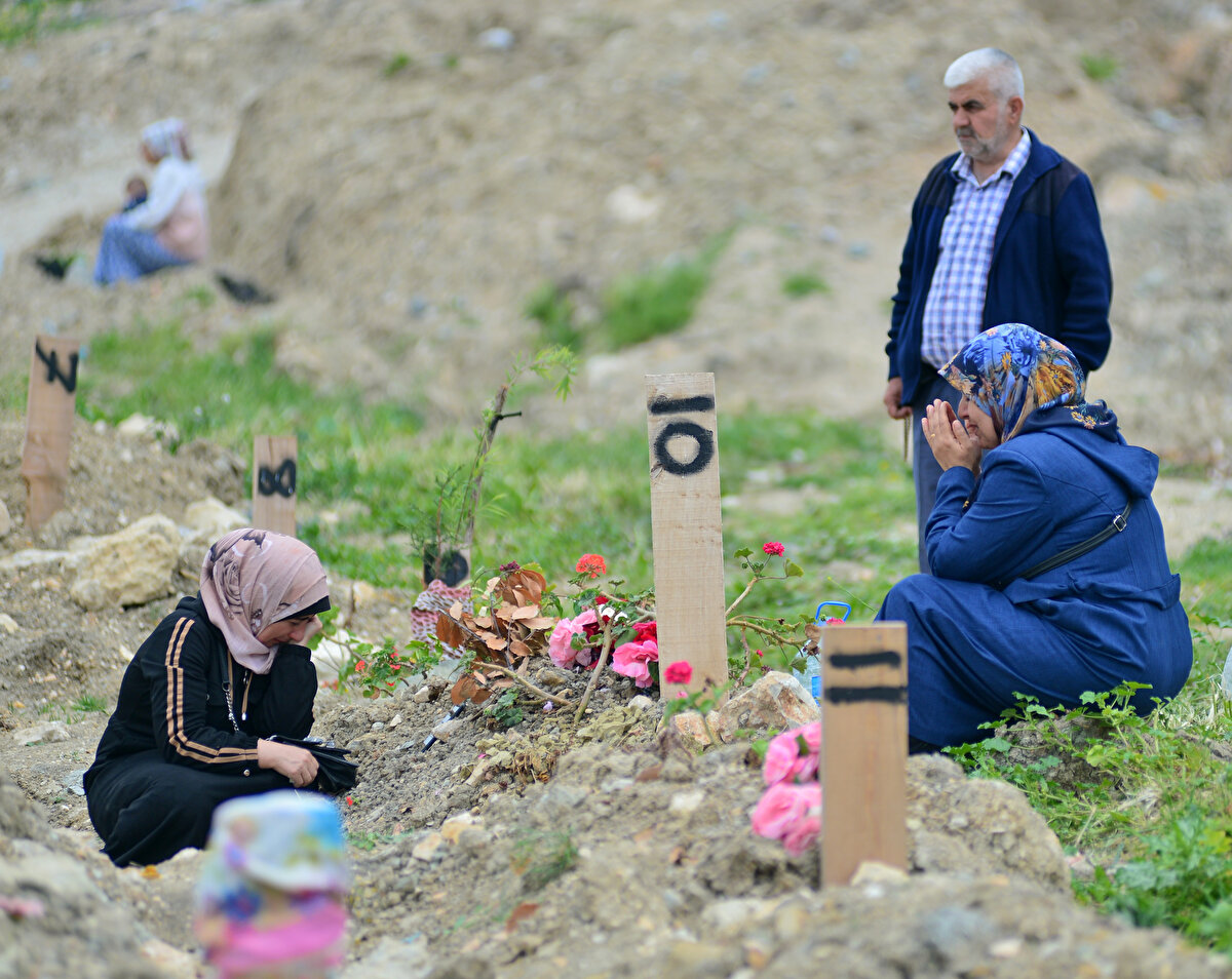 Numaralanan bazı mezarların düzenlenerek, mezar taşları yerleştirildiği görüldü.<br><br>
