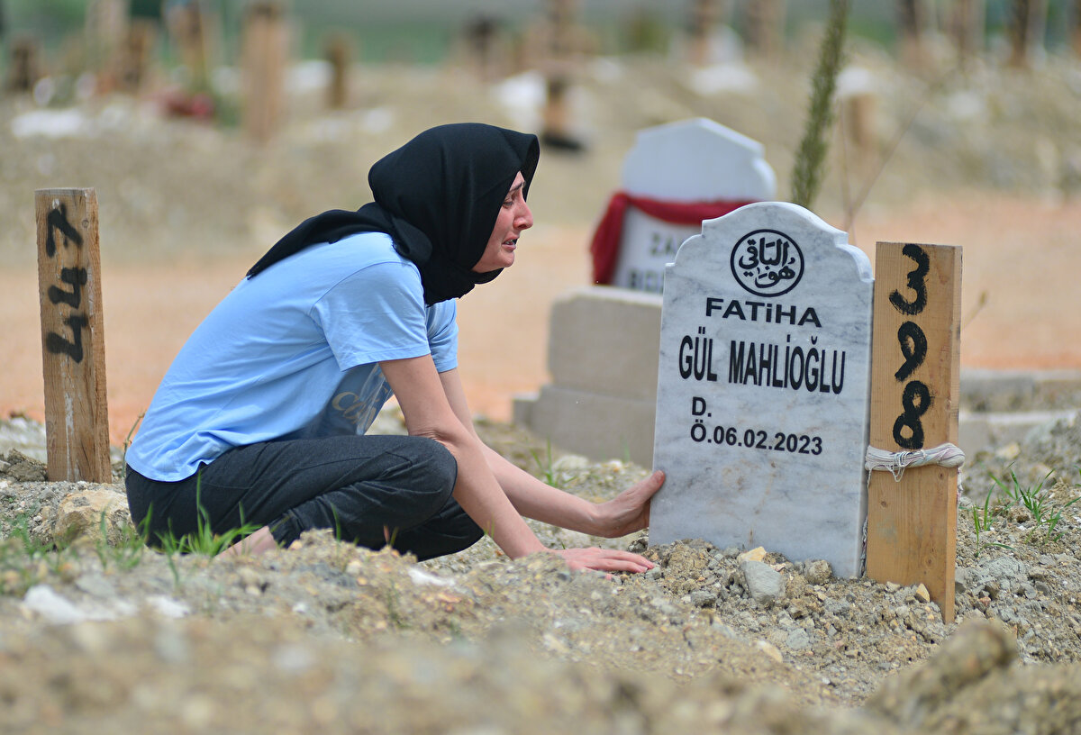 Hayatını kaybedenlerin kabirlerini ziyaret edenler, çiçekler ekip, düzenlemeler yaptı.<br><br>
