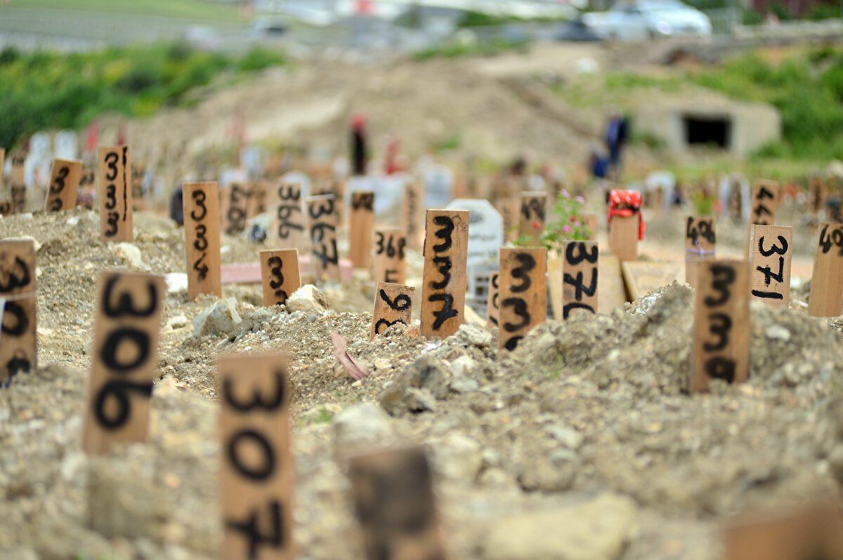 Depremde enkaz altından kurtarılan ancak bazı uzuvlarını kaybeden depremzedeler de hayatını kaybeden akrabalarının mezarlarını ziyaret etti.<br><br>