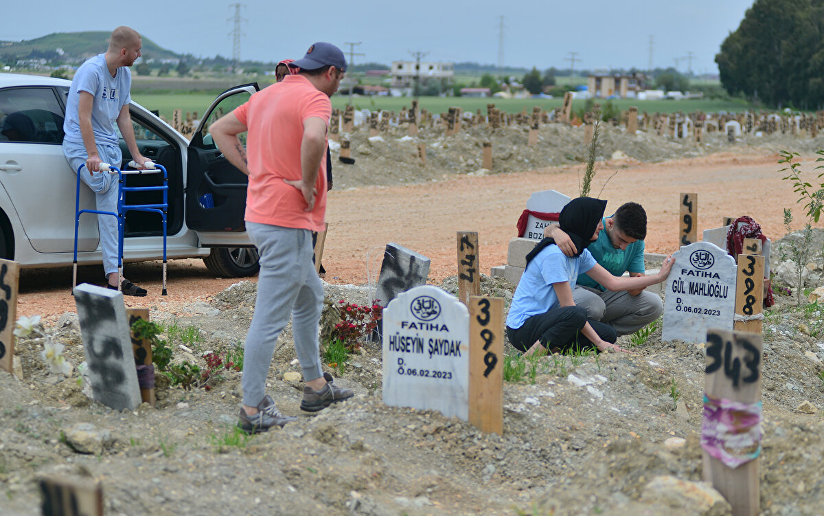 Dualar okuyan vatandaşlar, mezar başlarında gözyaşı döktü.<br><br>