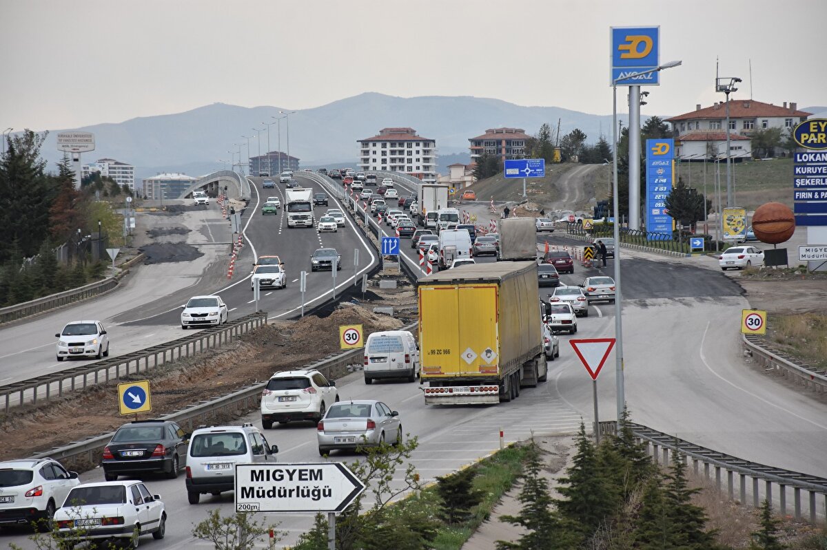 Yolda zaman zaman kazalar da meydana geldi. Polis ve jandarma ekipleri, ulaşımın aksamaması için kavşakların bazılarını dönüşlere kapattı. Ayrıca ekipler sürücüleri emniyet şeridi ihlali yapmamaları yönünde uyardı. 