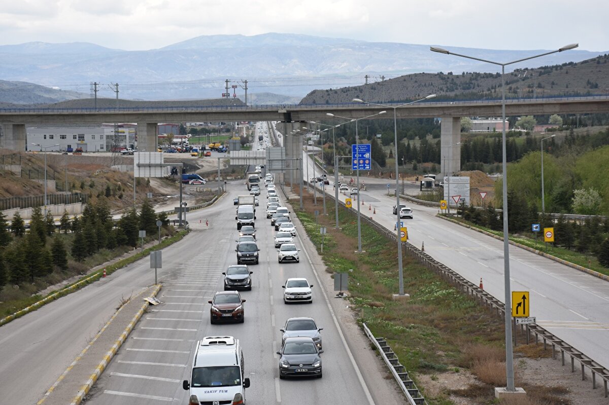 Ankara-Kırıkkale yolunda öğle saatlerinden itibaren yoğunluk arttı, uzun araç kuyrukları oluştu. 