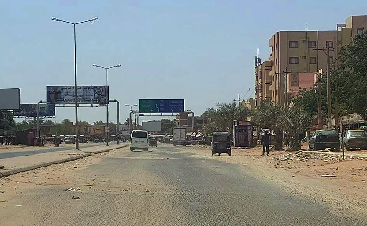 Başkent Hartum'dan yağmalama haberleri de geliyor. Sağlık kurumlarının da yağmalandığı belirtiliyor.<br><br>Japonya ise vatandaşlarını Sudan'dan tahliye etme kararı alan ilk ülke oldu.