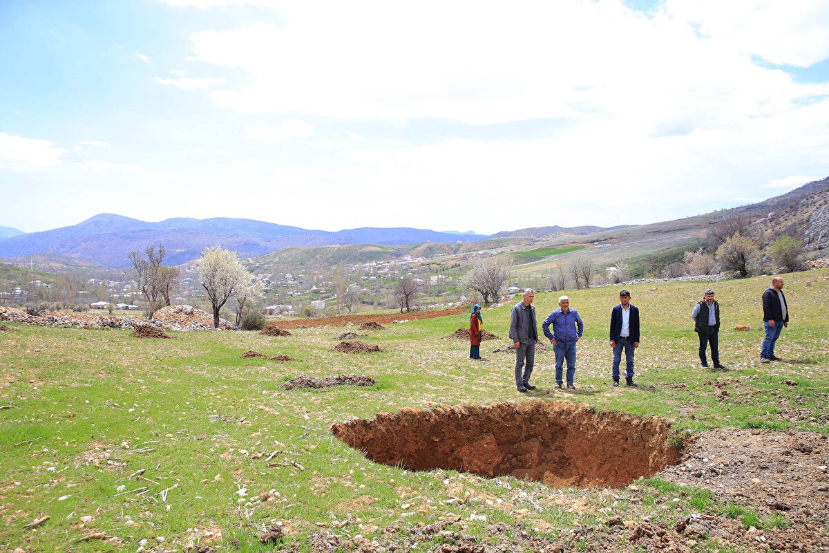 Gülle, mahalledeki üç camiden ikisinin de ağır hasar aldığını ifade etti.<br>