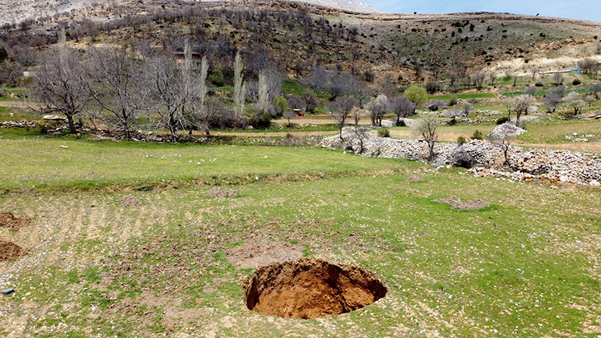 Mahalle Muhtarı Kamil Gülle, AA muhabirine, ilk depremin ardından ailesiyle dışarıya çıktığını ve Nurhak Kaymakamı Sercan Yıldız'a bilgi verdiğini anlattı.<br>