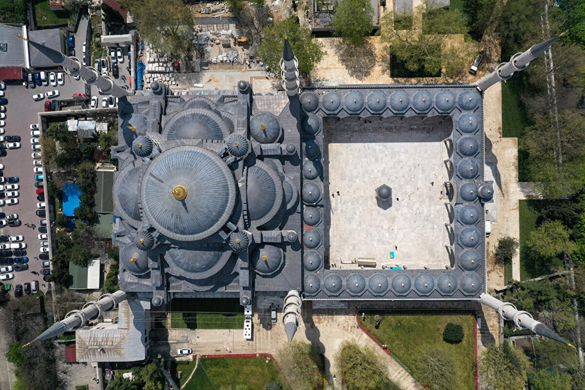 Çelebi, “Yine biliyorsunuz bu camimizin en büyük özelliklerinden bir tanesi içerisinde 20 binden fazla el işçiliğiyle yapılmış İznik Çinilerini barındırması. Çinilerin tek tek bakımlarını yaptık. Eksik olanları, tümleme metoduyla tamamladık. Caminin içerisindeki metal aksamlarda görmüş olduğunuz turuncu renklerdeki gergi demirlerinin üzerinde özgün çiçek motiflerine rastladık. Sarı olarak gördüğünüz tüm varak çalışmaların hepsi tekrardan elden geçti.” dedi.<br><br>