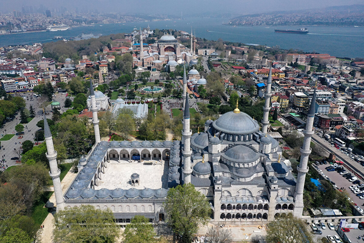 Küfeki taşıyla inşa edilmiş altı minareye sahip yapıda minarelerin dördü harimin köşelerine, iki tanesi avlunun köşesine yerleştirilmiş. Harimin köşesinde yer alan dördü üçer, avlu kuzey köşelerinde yer alan iki tanesi ikişer şerefeli<br><br>