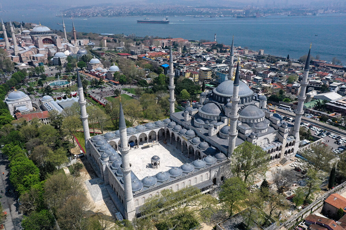 Cami ve buna güneydoğu köşesinden bitişik olan hünkâr kasrı geniş bir dış avlu içinde yer alır. Dış avlu duvarları üzerinde kuzey, doğu ve batı yönde üçer, güney yönde ise iki kapı bulunmaktadır. Batıdaki kapılar yakın zamanda örülerek kapatıldı.<br><br>