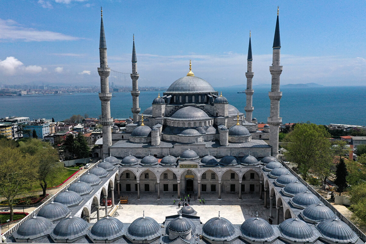 Sultan I. Ahmed (1603-1617) tarafından devrin başmimarı Sedefkâr Mehmed Ağa’ya yaptırılmış. 1018-1029 (1609-1620) yılları arasında inşa edilen külliye cami, hünkâr kasrı, sıbyan mektebi, medrese, arasta, hamam, dârüşşifâ (mescid ve hamamı ile), imâret-i âmire (mutfak, fırın, kiler, yemekhane), tabhâneler, han, dârülkurrâ, türbe, sebiller, çeşmeler, dükkânlar, odalar, mahzenler, kahvehane ve evlerden oluşmaktaydı. Bu yapılardan mahzenler, kahvehane, evler, dârüşşifâ (hamamı hariç), tabhâneler, hanla bir kısım dükkânlar ve üç sebil günümüze ulaşmamış.<br><br>