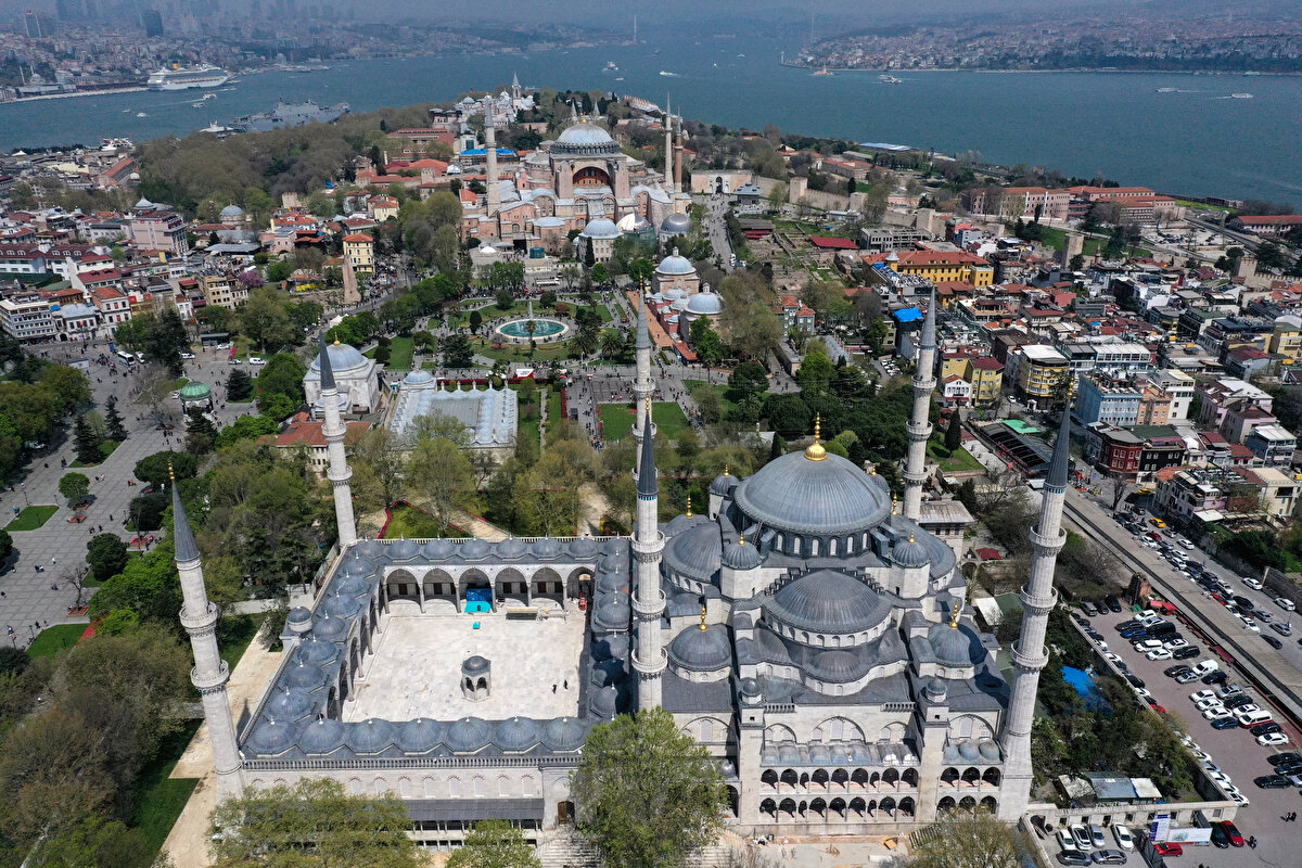 Çelebi, “Camimizin elektrik ve aydınlatma tesisatını tekrardan yeniledik. Camimizin üstünü kapatan kurşun örtüleri değiştirmek suretiyle hepsini yeniledik. Bu alan içerisinde 5 bin tane farklı büyüklükte, ortalama 2 ile 5 ton arasındaki mermer bloklar tek tek numaralandırılarak bir kenara koyup onların bakımlarını, onarımlarını buradaki tesfiyesini sağladıktan aldıktan sonra yağmurdan ve temizlikten dolayı içeride biriken suların önüne geçtik. Bu camimiz altı minareli bir camidir. Buradaki caminin üç tane minaresini, bunların hepsini numaralandırarak bakım ve onarımlarını yaptırıp daha güvenli, daha dayanımı yüksek hale getirdik.” ifadelerini kullandı.<br><br>