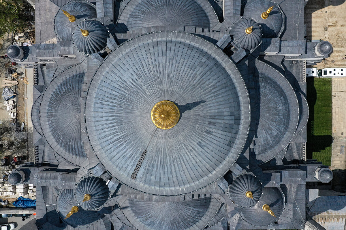 Kubbeye erişmek için 32 metrelik iskele kurulduğunu belirten Çelebi, "Kurmuş olduğumuz iş iskelesi ile kubbedeki kuşak yazılarından oradaki temizlik işlerinden, derz temizliğinden, bakımından ve pencerelerdeki içlik ve dışlık diye tabir ettiğimiz bu kapakların değiştirilmesi sağladık” dedi.<br><br>