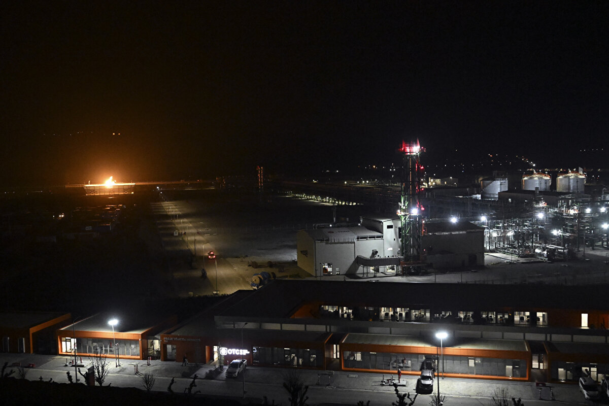 Arslan, küresel piyasalardaki doğal gaz fiyat hareketleri incelendiğinde Avrupa'da derinliği en fazla olan Hollanda merkezli sanal doğal gaz ticaret noktası TTF fiyatının 19 Nisan'da 1000 metreküp başına ortalama 500 dolar civarında olduğunu ifade ederek şu değerlendirmelerde bulundu: "Açık kaynak verilerine göre Türkiye'nin ithalat maliyetinin geçtiğimiz yılın ikinci yarısında 1000 metreküp başına 1000 ila 1200 dolar iken 2023 yılının ilk iki ayında ortalama 500 ila 600 dolar aralığında olduğu görülmektedir. Önümüzdeki dönemde Karadeniz doğal gazının üretim kapasitesinin artmasıyla Türkiye'nin yıllık doğal gaz ithalat faturasının bugünün fiyatlarıyla 8-9 milyar dolar civarında azalacağı öngörülmektedir. Üretim maliyeti açısından yerli doğal gazın çıkarıldığı kaynakların jeolojik özellikleri, saha altyapısı, sondaj ve üretim teknolojileri gibi birçok faktör maliyetleri etkilediği için maliyet hesabını yapmak oldukça güç. Şu an için kesin veriler paylaşmak mümkün değil, ancak genel olarak yerli doğal gazın üretim maliyeti, mevcut şartlarda ithal doğal gaza kıyasla daha düşük olacaktır. Keşfedilen doğal gazın miktarının yüksek olması ve maliyetinin ithal edilen doğal gaza göre düşük olması enerji stratejisi anlamında ülkemizi güçlü hale getirmektedir."<br><br>