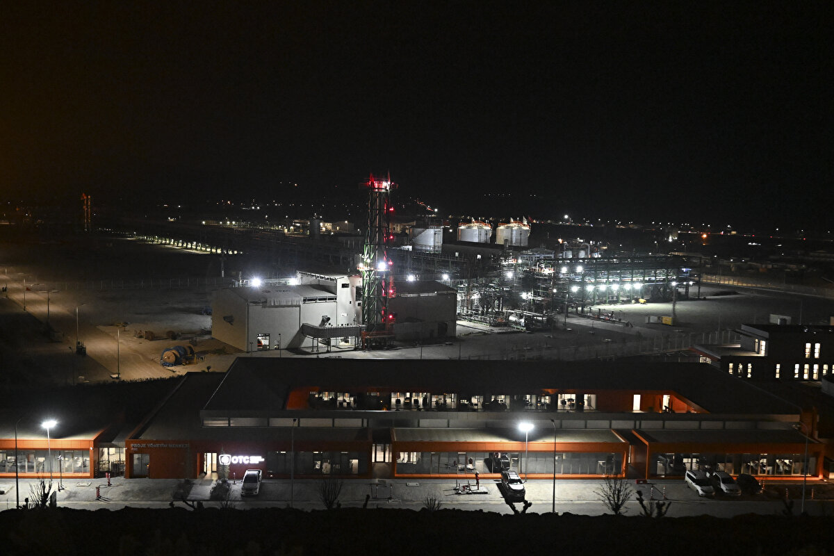 Arslan, ilk fazda 2023 yılında sondajı tamamlanan 10 kuyuyla günde 10 milyon metreküp, sonraki süreçte plato değerde 2026-2027 yıllarında 40 kuyuda sondajın tamamlanmasıyla günlük 40 milyon metreküp doğal gaz üretilmesinin öngörüldüğünü dile getirerek şunları kaydetti: "Talebin en yoğun olduğu günlerde 300 milyon metreküp civarı doğal gaz tüketimi gerçekleştiği düşünüldüğünde, üretim gazının kullanılmasıyla birlikte günlük doğal gaz ihtiyacının kısa vadede yüzde 5'inin, orta-uzun vadede ise yüzde 10 ila 15'inin yerli doğal gazdan karşılanabileceği görülmektedir. Üretim miktarının 40 milyon metreküpe ulaşacağı plato dönemde Türkiye'nin yıllık doğal gaz talebinin yaklaşık yüzde 30'u, konut abonesinin yıllık ısınma, sıcak su ve pişirme ihtiyacının önemli bir kısmının karşılanması mümkün olacaktır."<br><br>