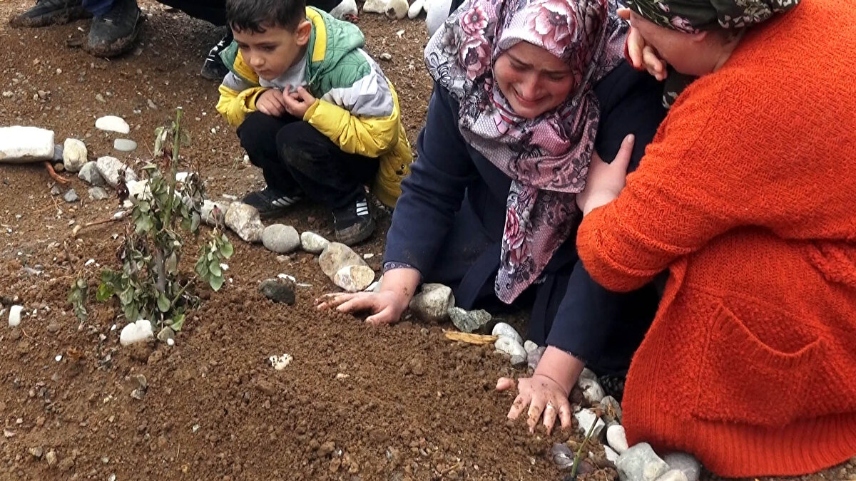 Depremde hayatını kaybedenlerin mezarlarına karanfiller bırakıldı.<br><br>