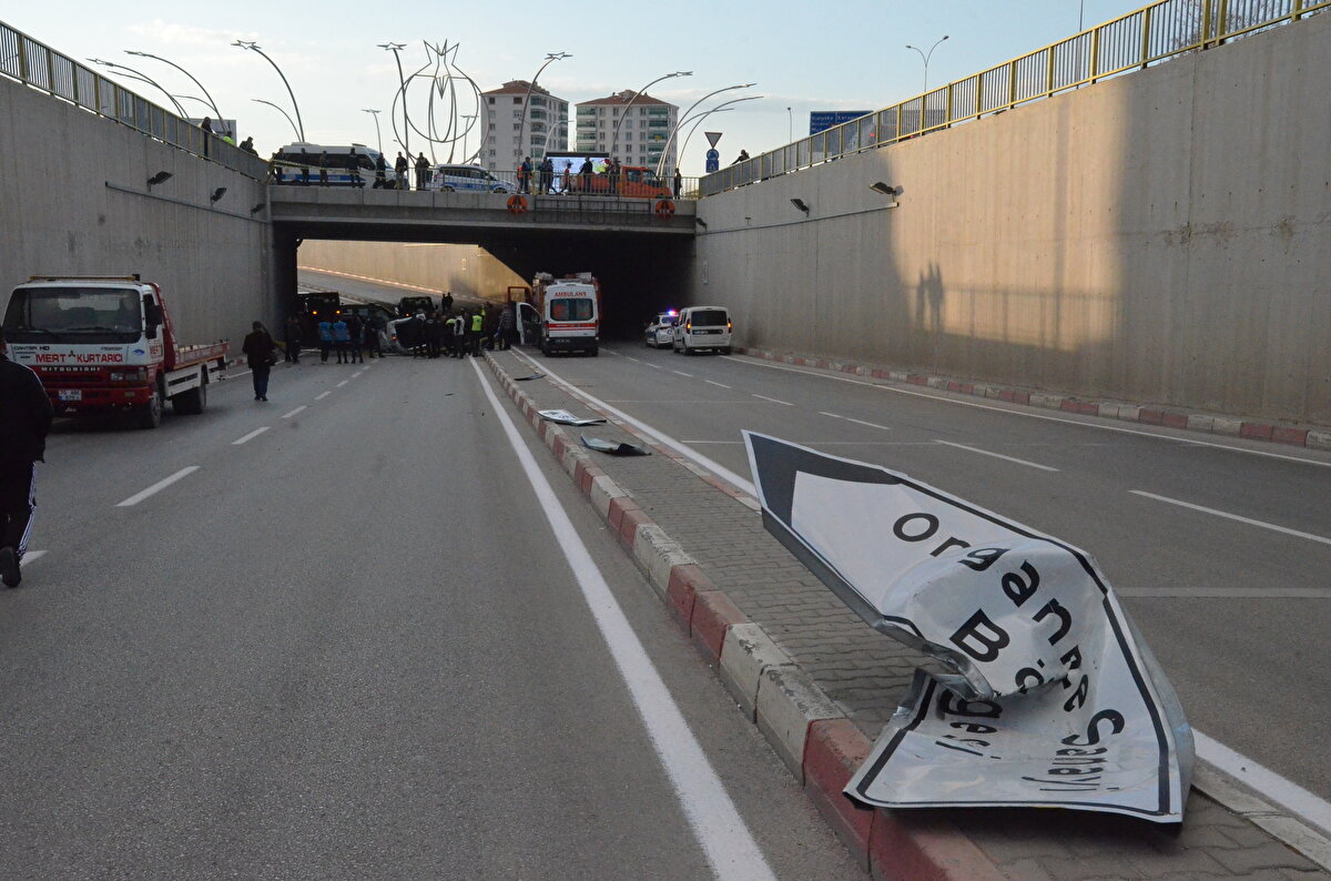 Kazada ölen 2 kişinin cesetleri yapılan incelemenin ardından aynı hastanenin morguna kaldırıldı.<br><br>