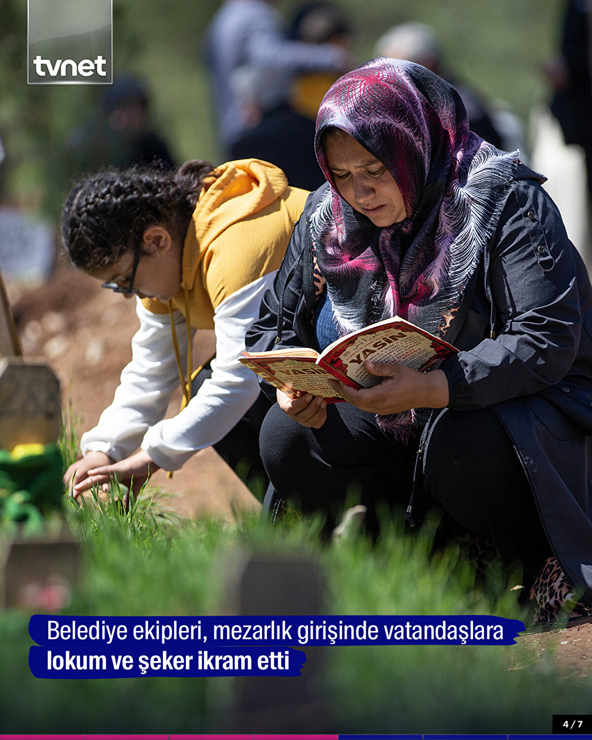 Belediye ekipleri, mezarlık girişinde vatandaşlara lokum ve şeker ikram etti