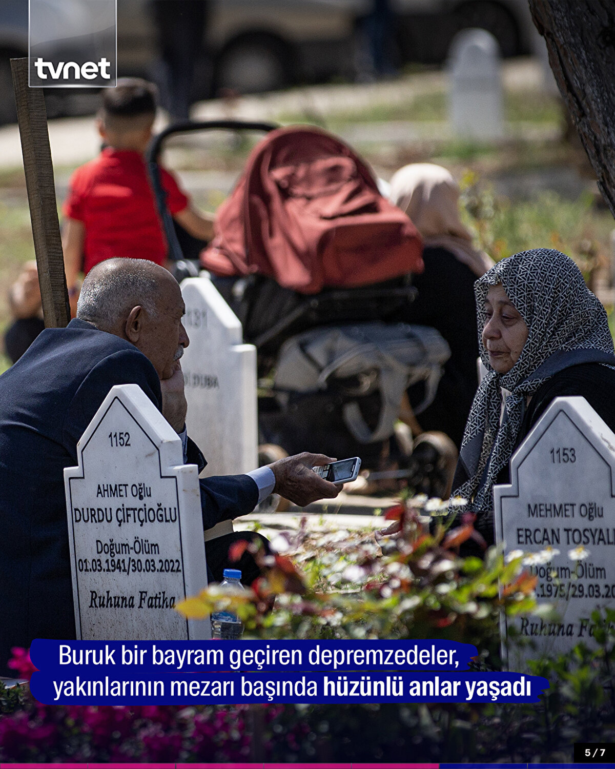 Buruk bir bayram geçiren depremzedeler, yakınlarının mezarı başında hüzünlü anlar yaşadı