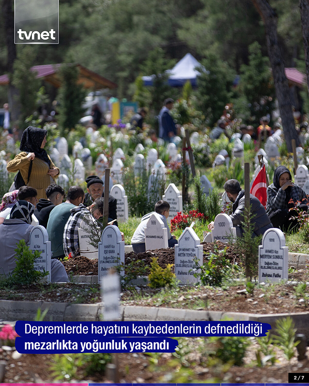 Depremlerde hayatını kaybedenlerin defnedildiği mezarlıkta yoğunluk yaşandı