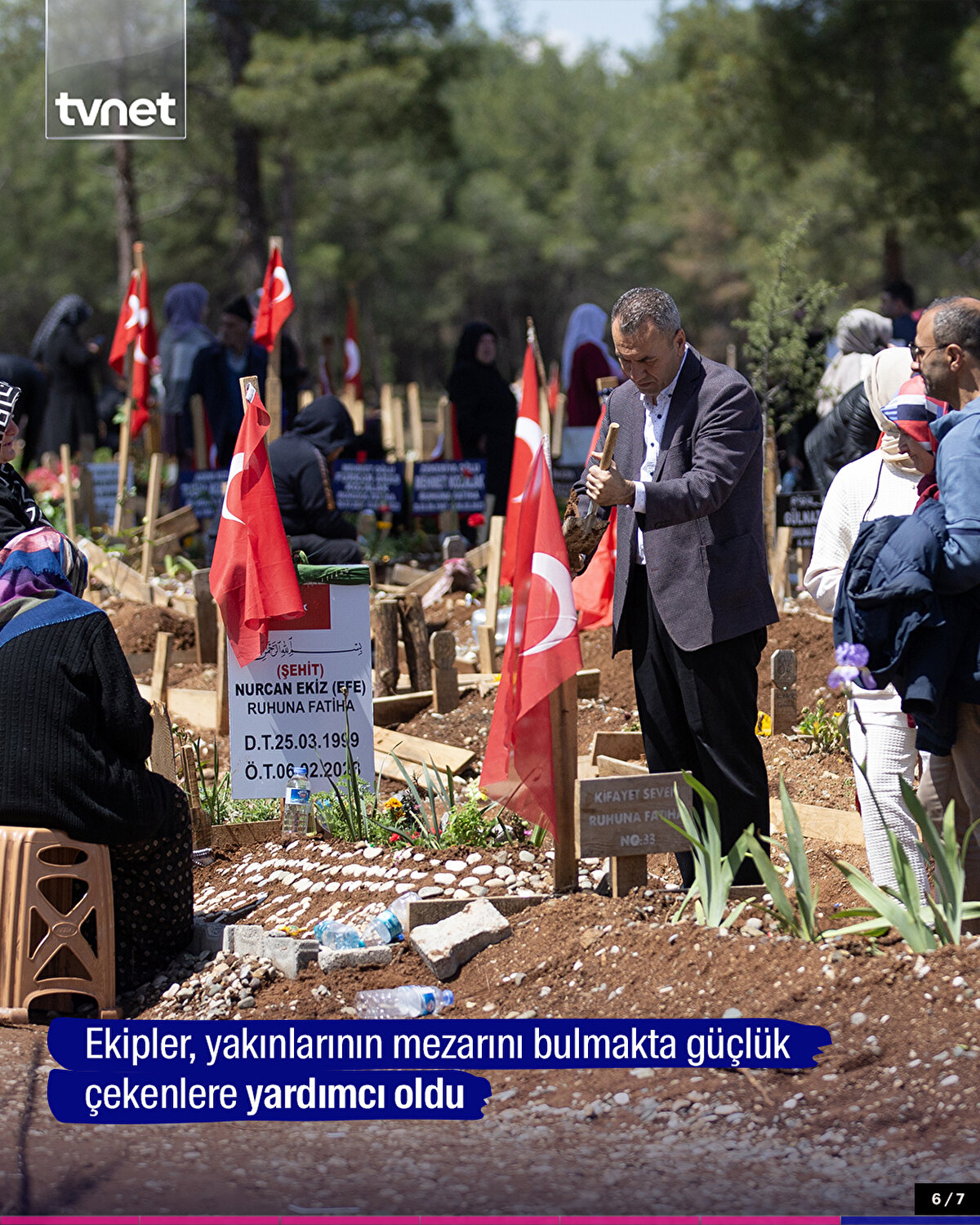 Ekipler, yakınlarının mezarını bulmakta güçlük çekenlere yardımcı oldu