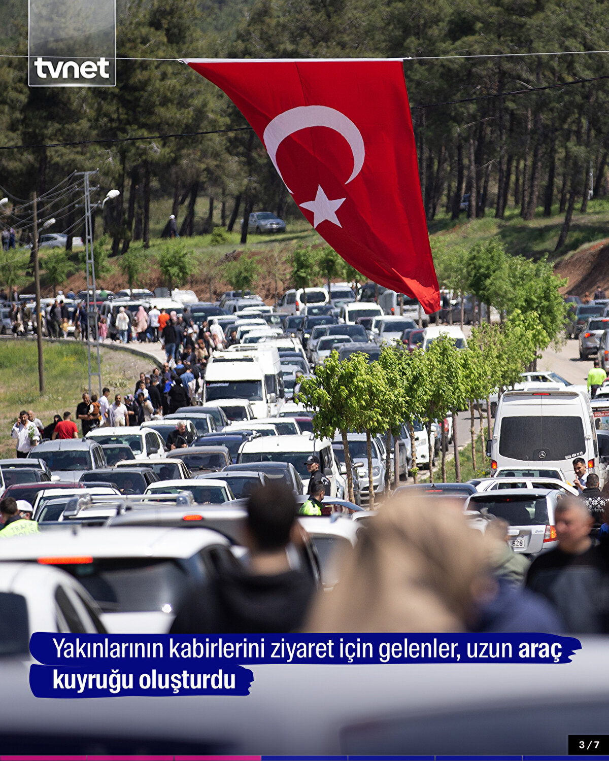 Yakınlarının kabirlerini ziyaret için gelenler, uzun araç kuyruğu oluşturdu