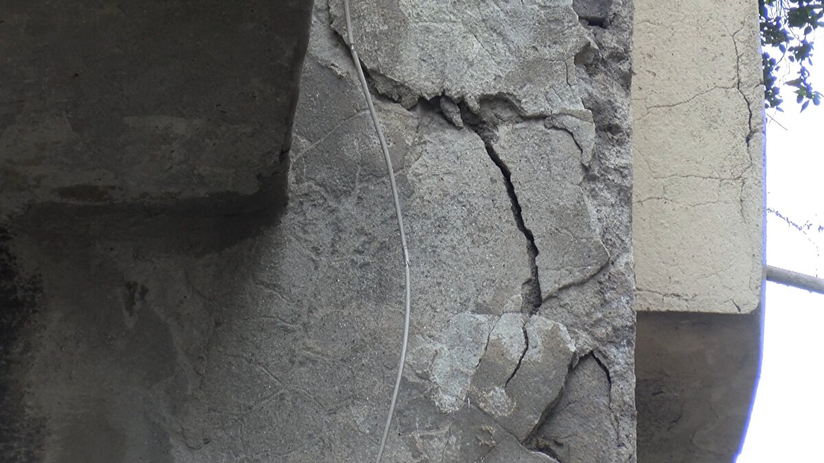 "BURASI ÇÖKSE NE OLACAK?"<br>Mahalle sakinlerinden Zafer Çelikol ise "Köhne bir binanın çatısına bu şekilde araba park ediliyor. Buradan geçenler oluyor, çocuklar altında oynuyor. Her an bir şey olabilir. Burası çökse ne olacak? 2-3 gün önce Karaköy'de bir bina çöktü. Burası çökse ve insanların üstüne düşse ne olacak? Buraya belediye veya bir görevli gelip, burayı kapatın araba park edemezsiniz diyemez mi?" ifadelerini kullandı.<br><br>"CAN SAĞLIMIZ İÇİN TEHLİKELİ, BARİYER YAPILMALI"<br>Mahalle sakini Deniz S. ise "Bana çok tehlikeli geliyor çünkü çocuklar da var burada. Geçtiğimiz alana çok yakın. Hafif bir dikkatsizlik, geri vitese takma arabayı düşürebilir ve insanların can sağlığı için de çok tehlikeli. Bir bariyer yapılmalı buraya" diye konuştu.<br><br>BEYOĞLU BELEDİYESİ: MÜHÜRLENDİ, KIRIP FAALİYETE DEVAM ETTİLER<br>Beyoğlu Belediyesi tarafından ise "Otopark ve oto yıkama faaliyeti yapan işletme mühürlendi, ancak mührü kırıp tekrar faaliyete devam etti. İşletme hakkında daha önce 2 kez de mühür kırmadan savcılığa suç duyurusunda bulunuldu" açıklaması yapıldı.