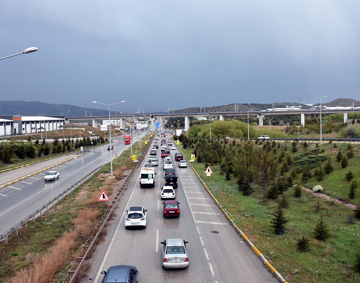 Güzergahlarda önlem alan trafik ekipleri, meydana gelen kazalara anında müdahale ederek, sürücülere yardımcı oluyor.<br>